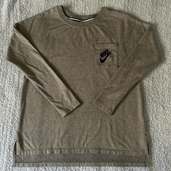 Nike Tops - Nike pocket tee women’s size M like new